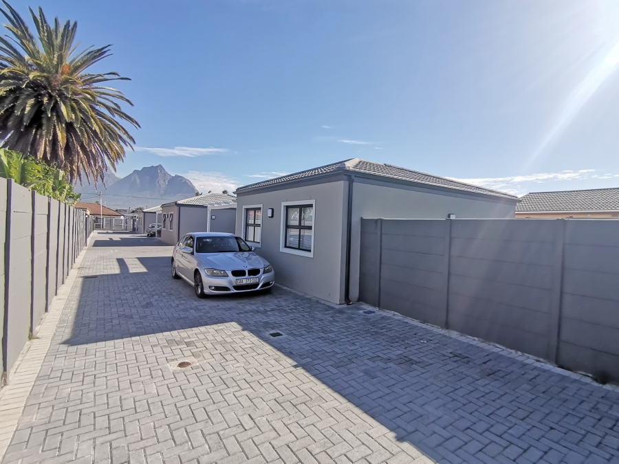 To Let 3 Bedroom Property for Rent in Athlone Western Cape